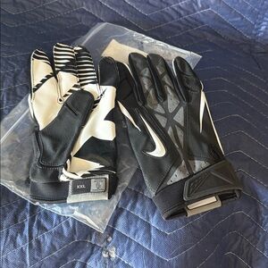 Nike Men's Black and white Patterned Football Gloves